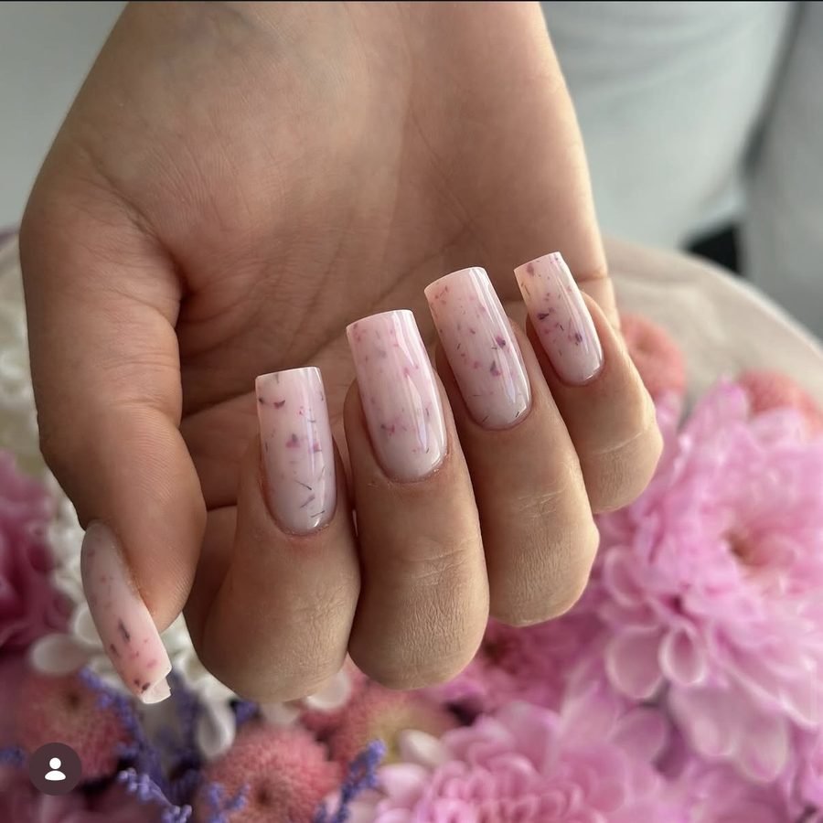 Manicure z efektem confetti w kolorze różowym — Piękna Sprawa Studio
