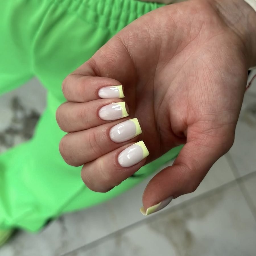 Manicure francuski w neonowym żółtym — Piękna Sprawa Studio